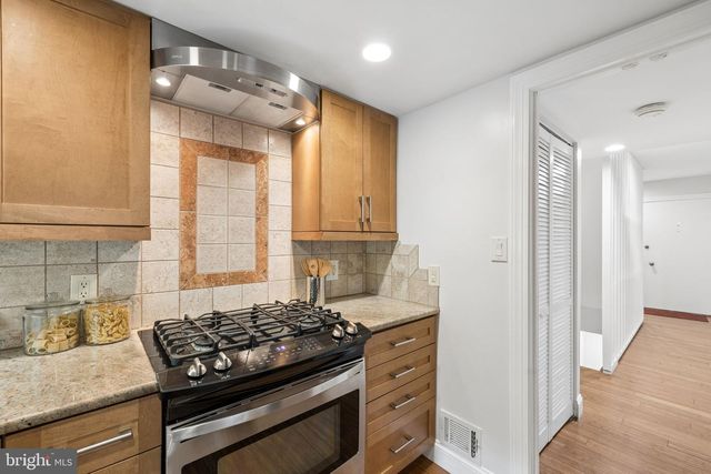 11172 FOREST EDGE DR, Reston, VA 20190