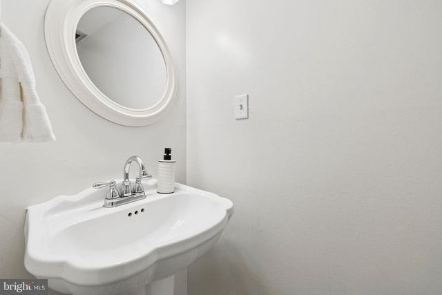 11172 FOREST EDGE DR, Reston, VA 20190