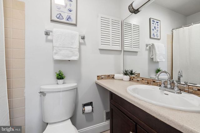 11172 FOREST EDGE DR, Reston, VA 20190
