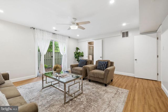 11172 FOREST EDGE DR, Reston, VA 20190