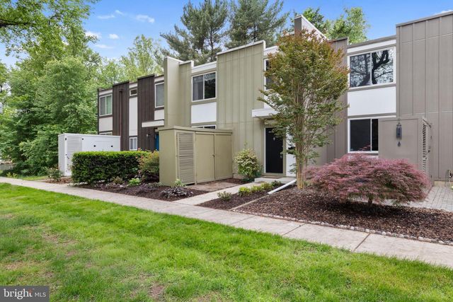 11172 FOREST EDGE DR, Reston, VA 20190