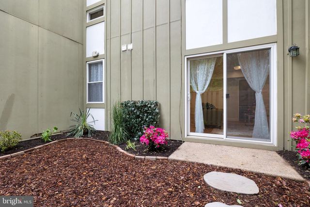 11172 FOREST EDGE DR, Reston, VA 20190