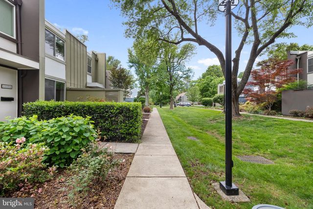 11172 FOREST EDGE DR, Reston, VA 20190