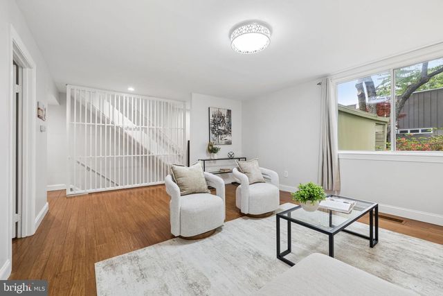 11172 FOREST EDGE DR, Reston, VA 20190