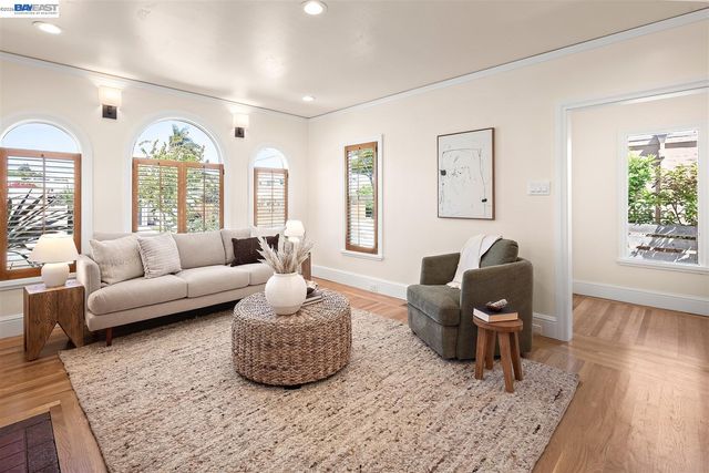 2906 Washington St, Alameda, CA 94501