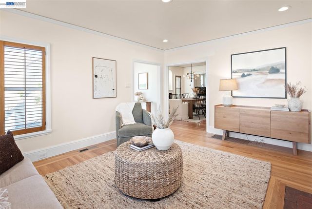 2906 Washington St, Alameda, CA 94501