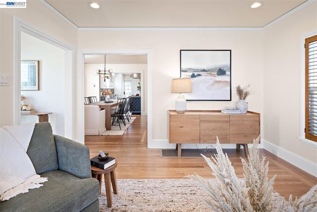 2906 Washington St, Alameda, CA 94501