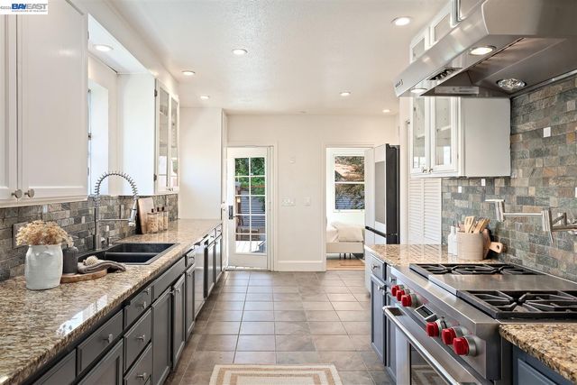 2906 Washington St, Alameda, CA 94501