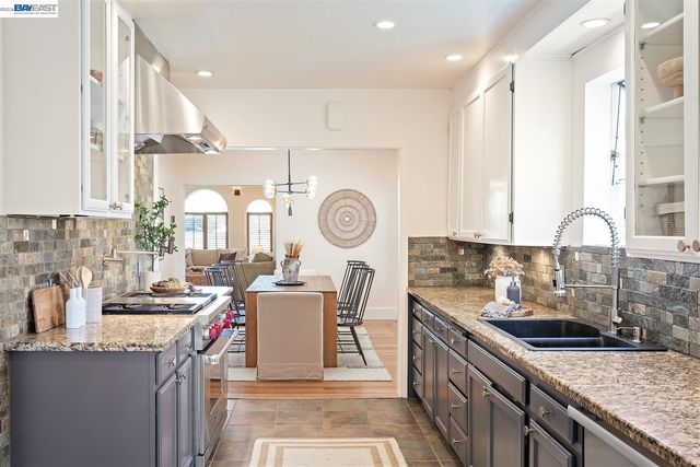 2906 Washington St, Alameda, CA 94501