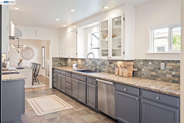2906 Washington St, Alameda, CA 94501