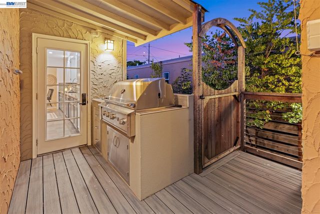 2906 Washington St, Alameda, CA 94501