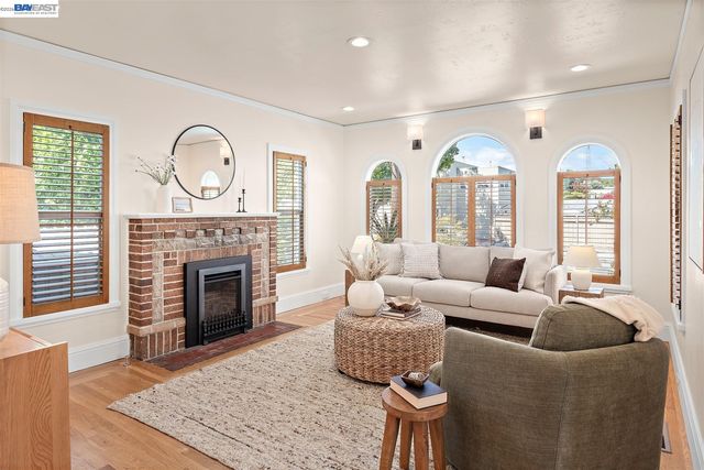 2906 Washington St, Alameda, CA 94501