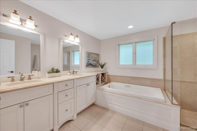 821 Box Canyon Court, Rochester Hills, MI 48309