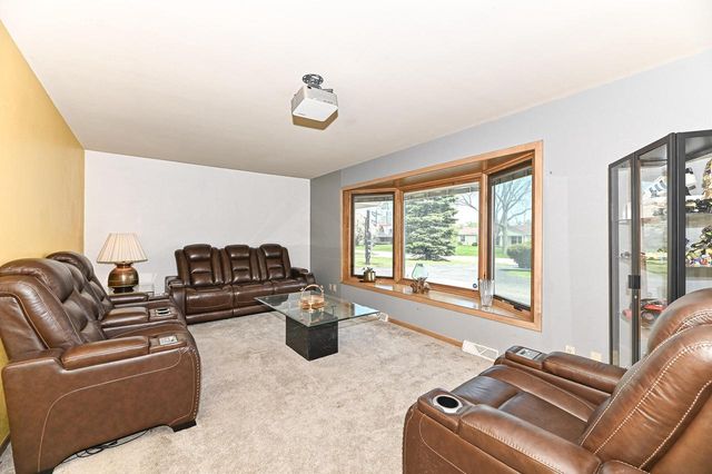 8947 Santa Monica BOULEVARD, Bayside, WI 53217