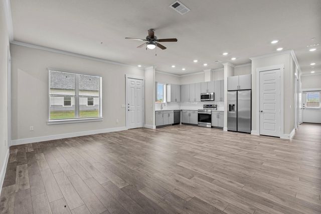 865 Limmer LOOP 627, Hutto, TX 78634