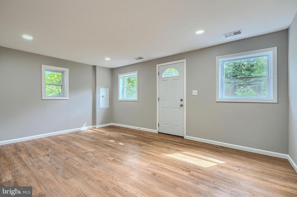 Image 3 of property listing at 7825 SURRATTS RD, Clinton, MD 20735