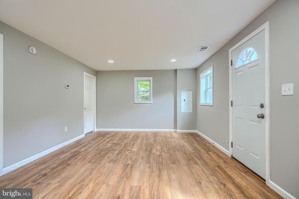 Image 4 of property listing at 7825 SURRATTS RD, Clinton, MD 20735