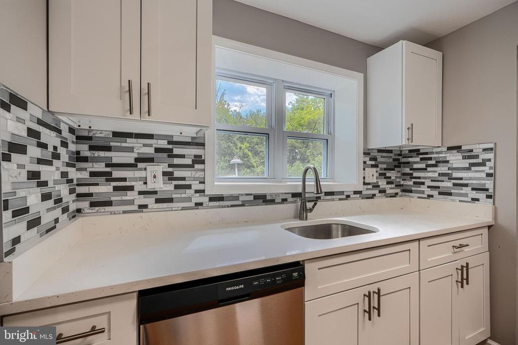 Image 6 of property listing at 7825 SURRATTS RD, Clinton, MD 20735