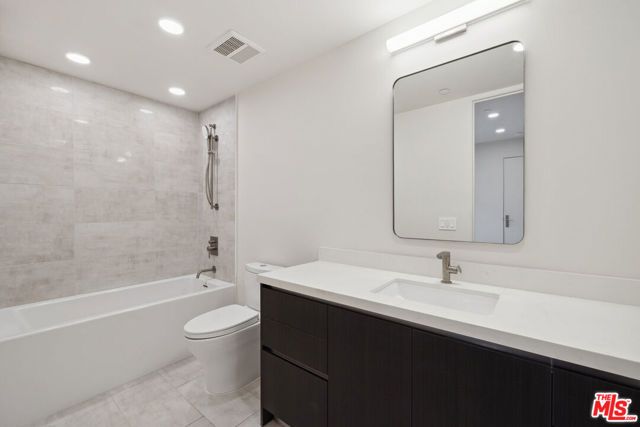 505 S Barrington Avenue 104, Los Angeles, CA 90049