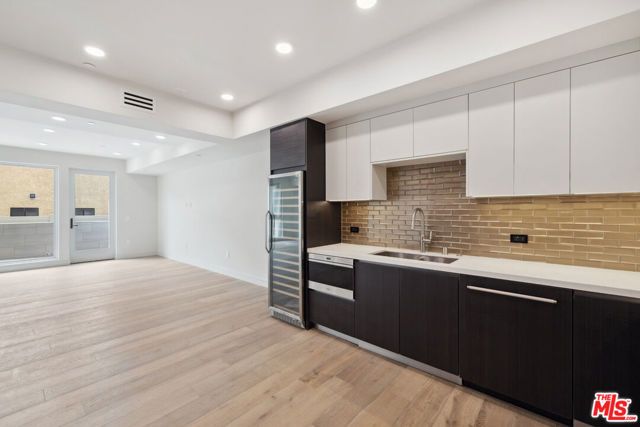 505 S Barrington Avenue 104, Los Angeles, CA 90049