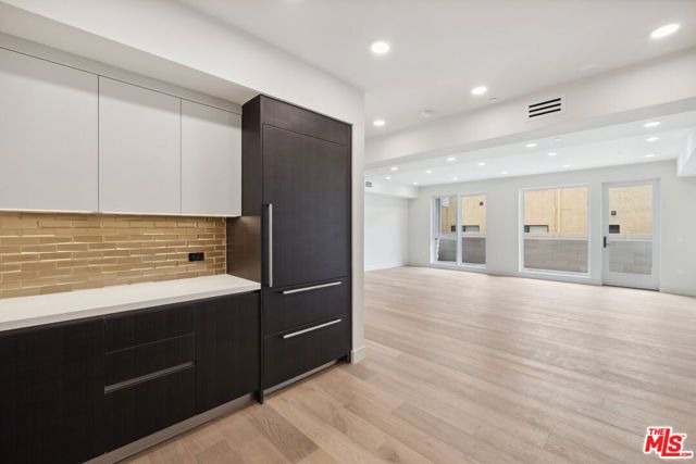 505 S Barrington Avenue 104, Los Angeles, CA 90049