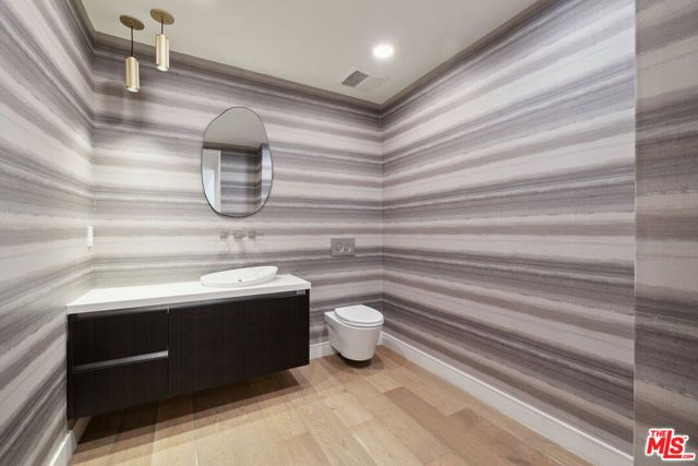 505 S Barrington Avenue 104, Los Angeles, CA 90049