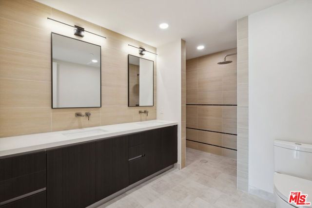 505 S Barrington Avenue 104, Los Angeles, CA 90049