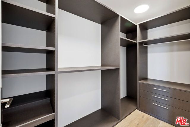 505 S Barrington Avenue 104, Los Angeles, CA 90049