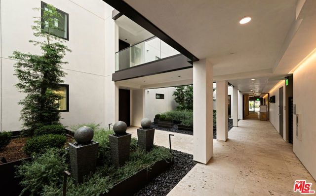 505 S Barrington Avenue 104, Los Angeles, CA 90049