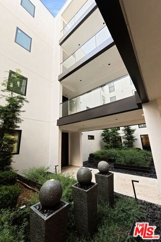 505 S Barrington Avenue 104, Los Angeles, CA 90049