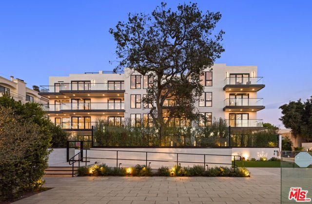 505 S Barrington Avenue 104, Los Angeles, CA 90049