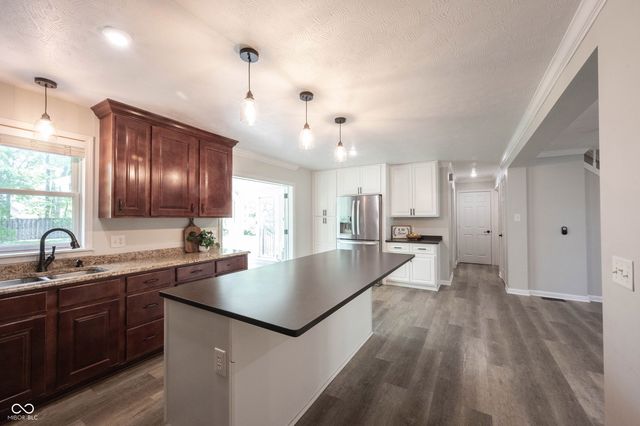 9861 Oakleaf Way, Mccordsville, IN 46055