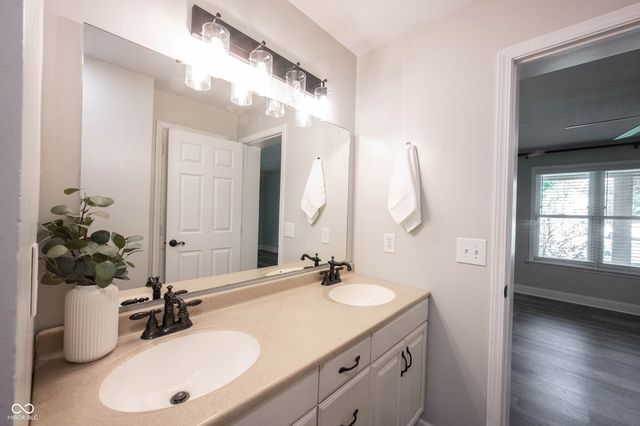 9861 Oakleaf Way, Mccordsville, IN 46055