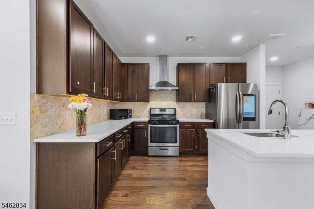 724 Lorhan Dr, Piscataway Twp., NJ 08854 — exterior