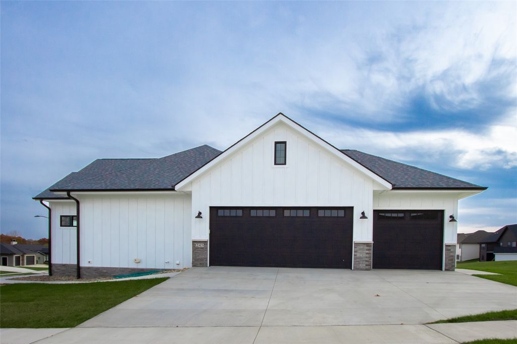 245 Aspen Circle, Pella, IA 50219