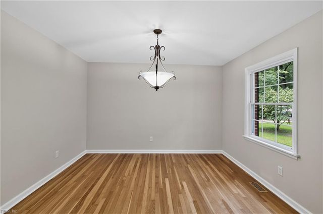 401 Piney Point RD, Yorktown, VA 23692