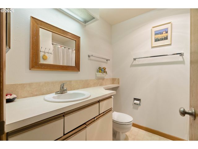 4970 S LANDING Dr 203, Portland, OR 97239