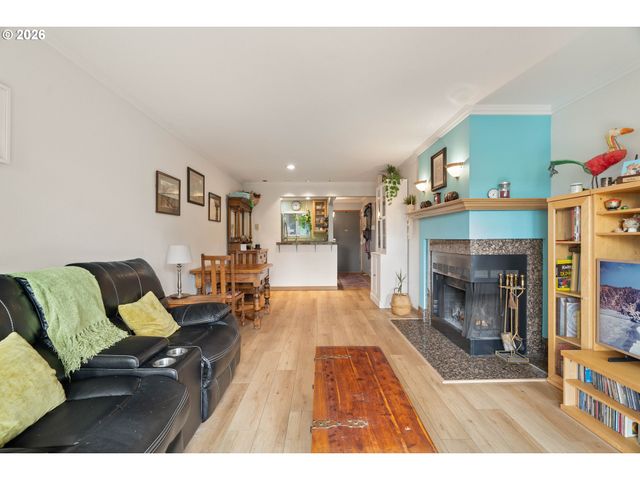4970 S LANDING Dr 203, Portland, OR 97239
