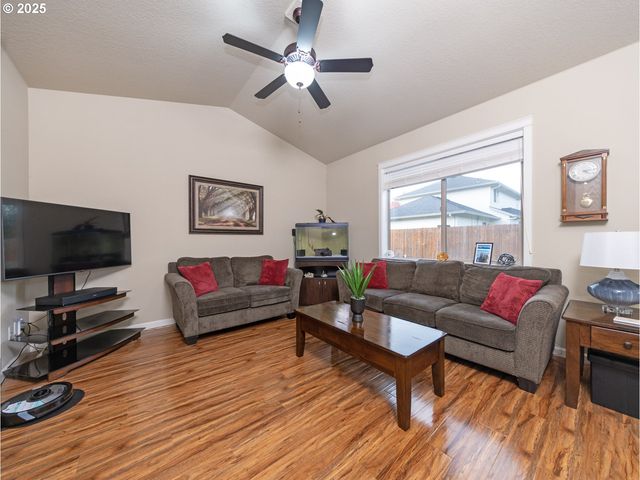 1020 E 4TH St, Yamhill, OR 97148