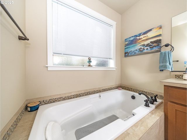 1020 E 4TH St, Yamhill, OR 97148