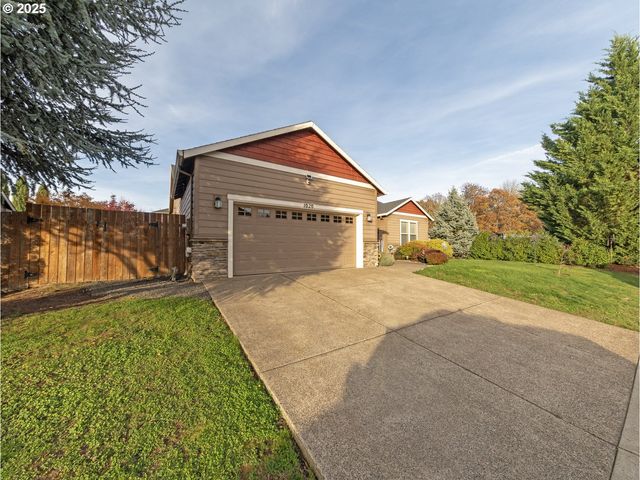 1020 E 4TH St, Yamhill, OR 97148