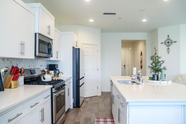 2040 Descanso, Clovis, CA 93619