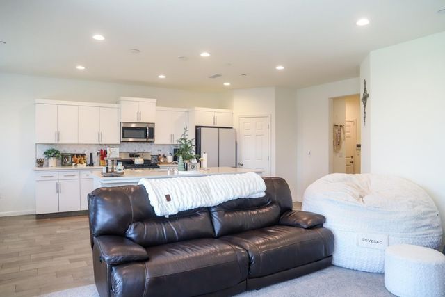 2040 Descanso, Clovis, CA 93619