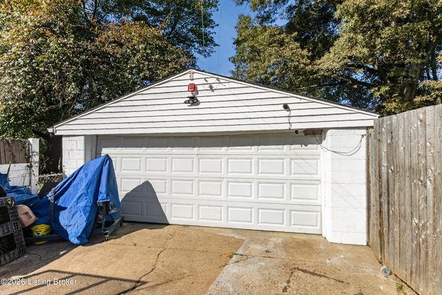 10008 Donau Ln, Louisville, KY 40272