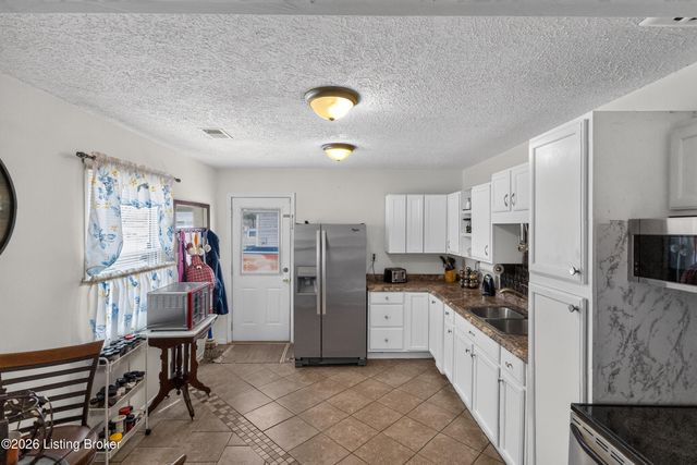 10008 Donau Ln, Louisville, KY 40272