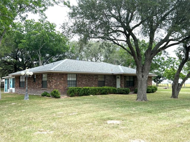 1518 Cr 307, El Campo, TX 77437