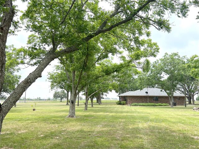 1518 Cr 307, El Campo, TX 77437