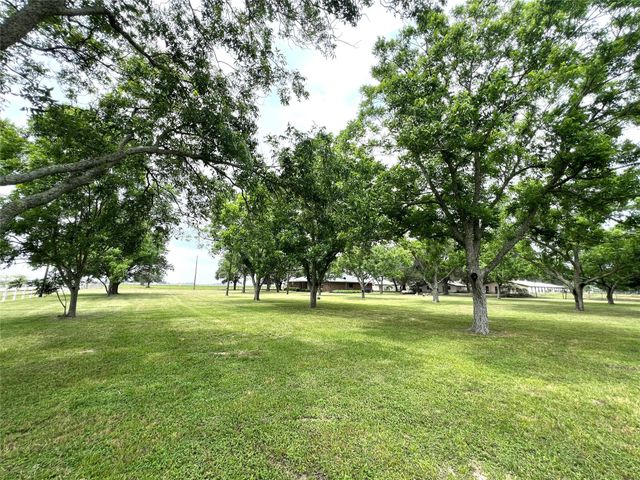 1518 Cr 307, El Campo, TX 77437