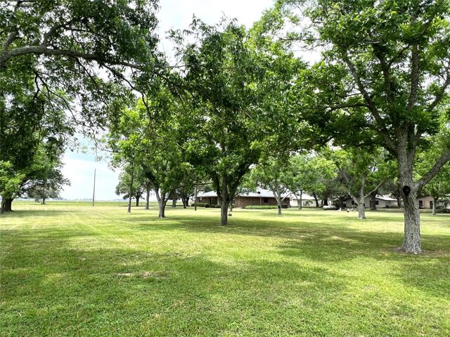 1518 Cr 307, El Campo, TX 77437