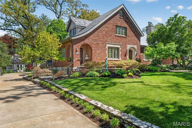 624 Locksley Place, Webster Groves, MO 63119